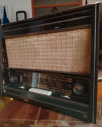 Radio d'epoca a valvole con giraidischi