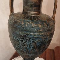 Vaso decorativo con raffigurazioni greche incise