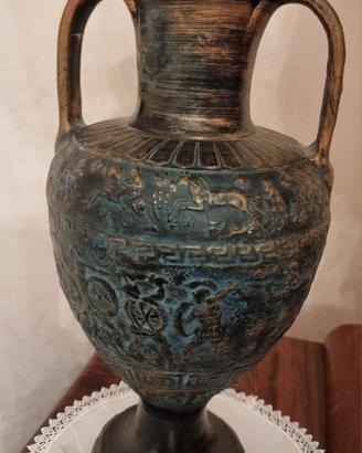 Vaso decorativo con raffigurazioni greche incise