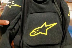 pettorina, pantalone ufo, occhiali ufo, manopole 