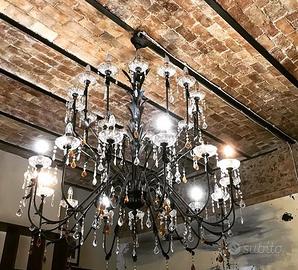Lampadario grande in ferro battuto e cristallo