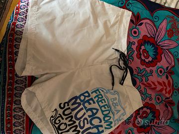 Pantaloncini costume baci e abbracci