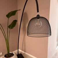 Lampada da terra in metallo nero con base marmo