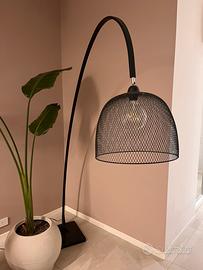 Lampada da terra in metallo nero con base marmo