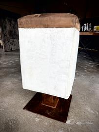 Sgabello pouf pelle e base corten