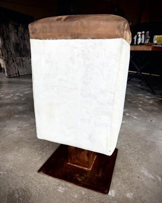 Sgabello pouf pelle e base corten