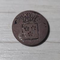 Bottone a scatto vintage marrone con stemma