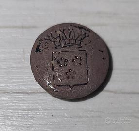 Bottone a scatto vintage marrone con stemma