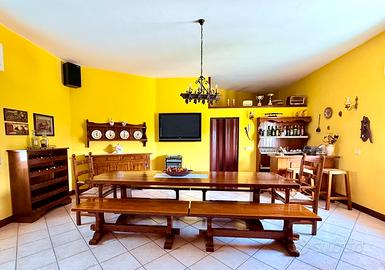 Arredamento per Taverna in Legno di Castagno