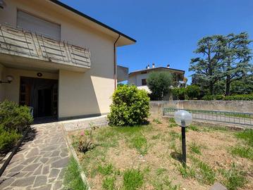 Villa di 200 m² con più di 5 locali e box auto a B