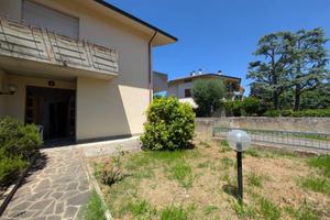 Villa di 200 m² con più di 5 locali e box auto a B