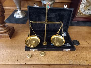 bilancia portatile antica di precisione