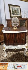 Codice: 270377 COMODINO CHIPPENDALE IN RADICA DI