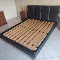 Letto matrimoniale con doghe in legno 