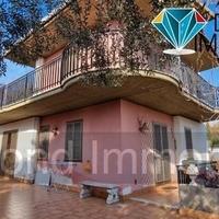 Villetta singola con ampi spazi esterni e garage