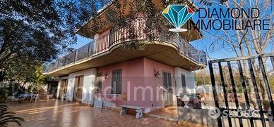 Villetta singola con ampi spazi esterni e garage