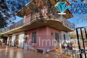 Villetta singola con ampi spazi esterni e garage