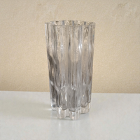 Vaso in cristallo design ondulato moderno