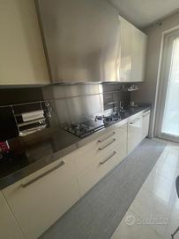 Cucina moderna con elettrodomestici miele e siemen