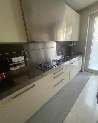 Cucina moderna con elettrodomestici miele e siemen