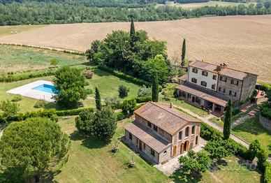 proprietà con piscina e splendida vista