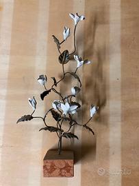Fiori in ceramica con base in marmo