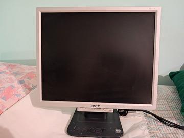 Monitor e tastiera + mouse casse e wifi