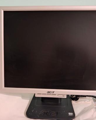 Monitor e tastiera + mouse casse e wifi