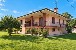 VILLA SINGOLA CON GIARDINO con splendida vista