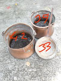 2 conche e una padella in rame