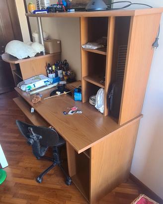 Scrivania con libreria, mensole e cassetti 