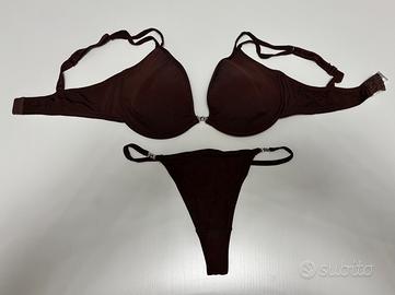Completo marrone con strass