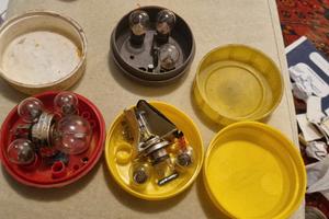 VECCHI CONTENITORI DI LAMPADINE PER AUTO