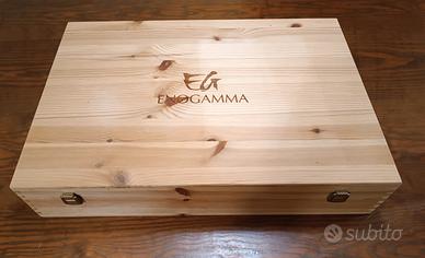Cassetta in legno per bottiglie di vino.