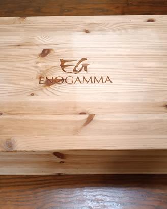 Cassetta in legno per bottiglie di vino.