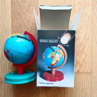 Mappamondo con salvadanaio vintage