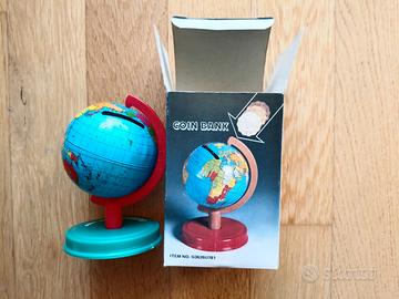 Mappamondo con salvadanaio vintage