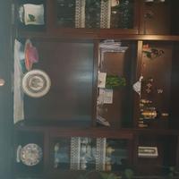 Parete attrezzata in legno arte povera.