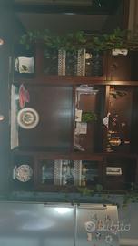 Parete attrezzata in legno arte povera.