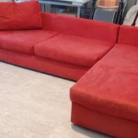divano forma a elle tessuto tipo Alcantara rosso