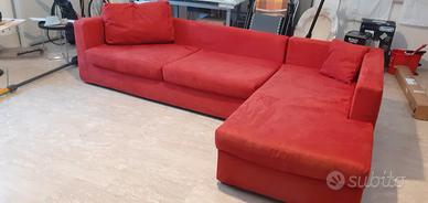 divano forma a elle tessuto tipo Alcantara rosso