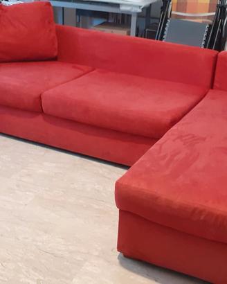 divano forma a elle tessuto tipo Alcantara rosso