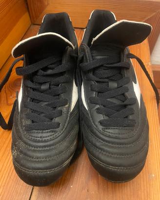 Scarpe calcio rugby con tacchetti in plastica