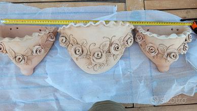 Tris vasi terracotta decorati finemente, da parete