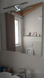 specchio bagno con luce sopra 