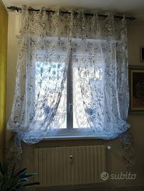 Due tende fantasia fiori azzurri e bianchi