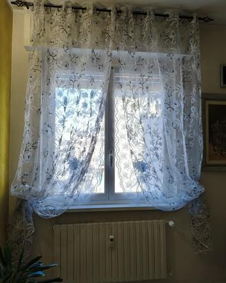 Due tende fantasia fiori azzurri e bianchi