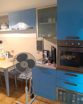 cucina completa con elettrodostici e tavolo