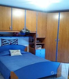 Cameretta  in legno completa con letto e scrivania