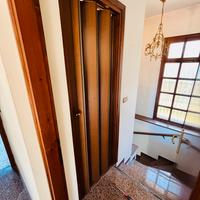 Porta a soffietto con cassa in legno